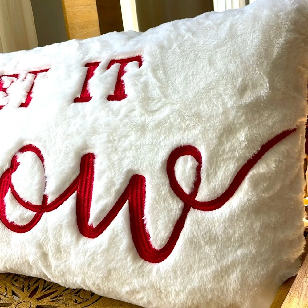 ❄️☃️LET IT SNOW Soft, plush Holiday Pillow! NWT ❄️Cozy comfort for your home